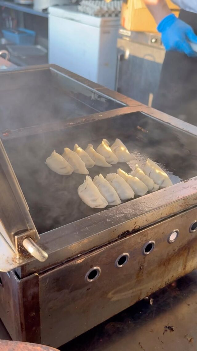 目の前で餃子焼かせていただきます！🥟✨
焼きたてで肉汁たっぷりの餃子は最高です！

#ビアガーデン#ココナッツビアガーデン#姫路ビアガーデン 
#姫路#テラッソ姫路